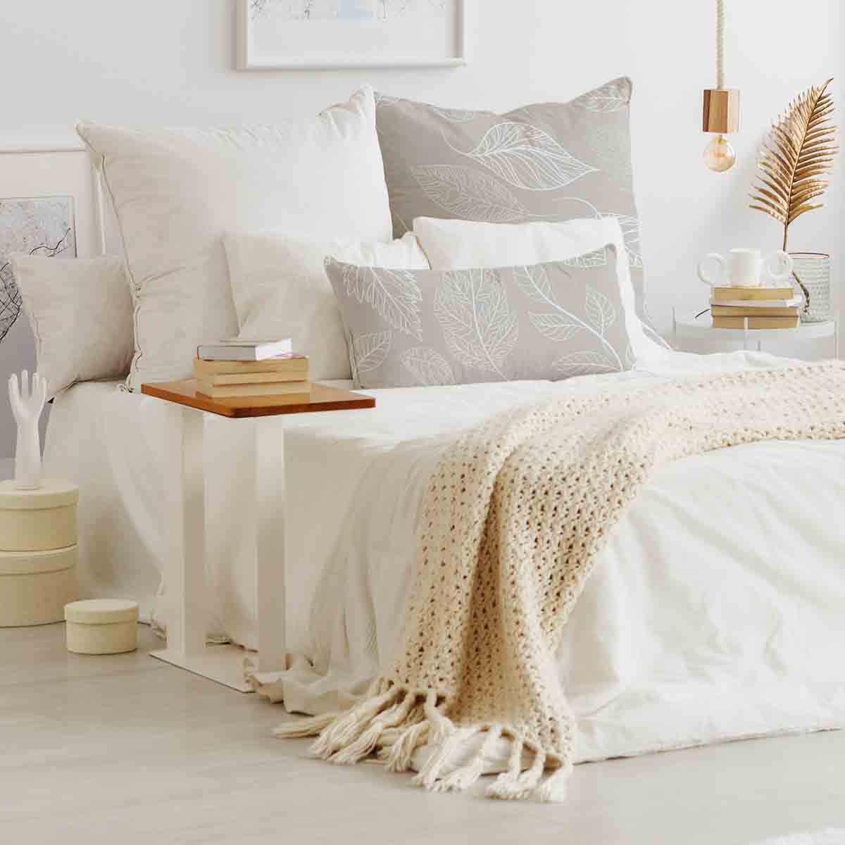 White,Bedroom,Interior,With,Windows,,Gold,Accessories,And,White,Bedsheets