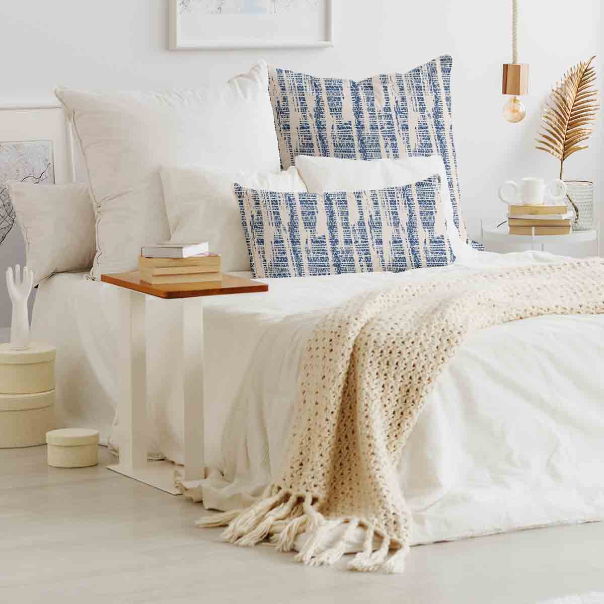 White,Bedroom,Interior,With,Windows,,Gold,Accessories,And,White,Bedsheets
